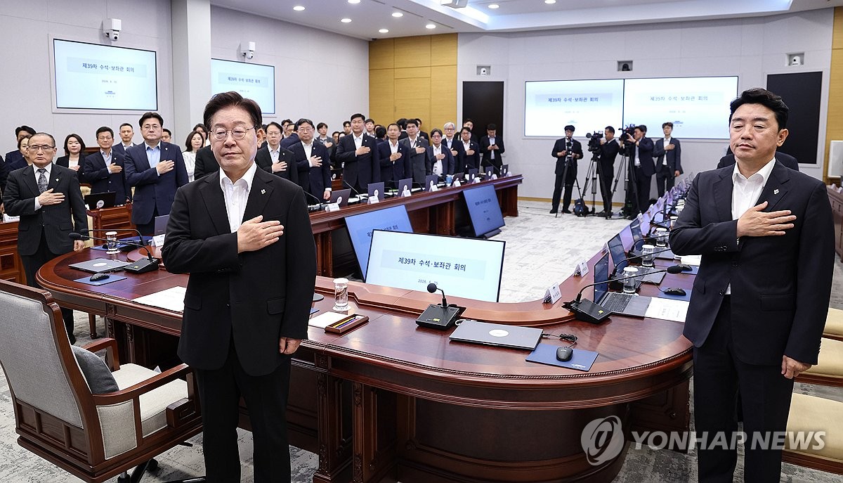 국기에 경례하는 이재명 대통령