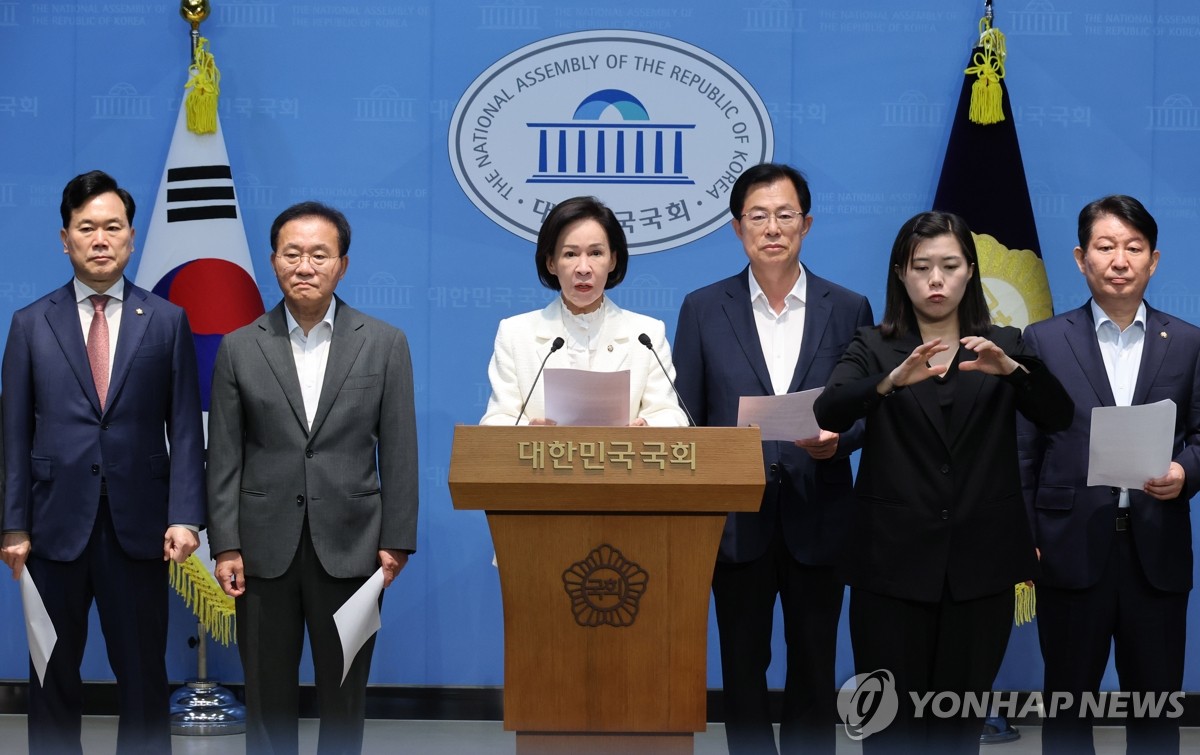 소통관 기자회견하는 국민의힘 TK의원들