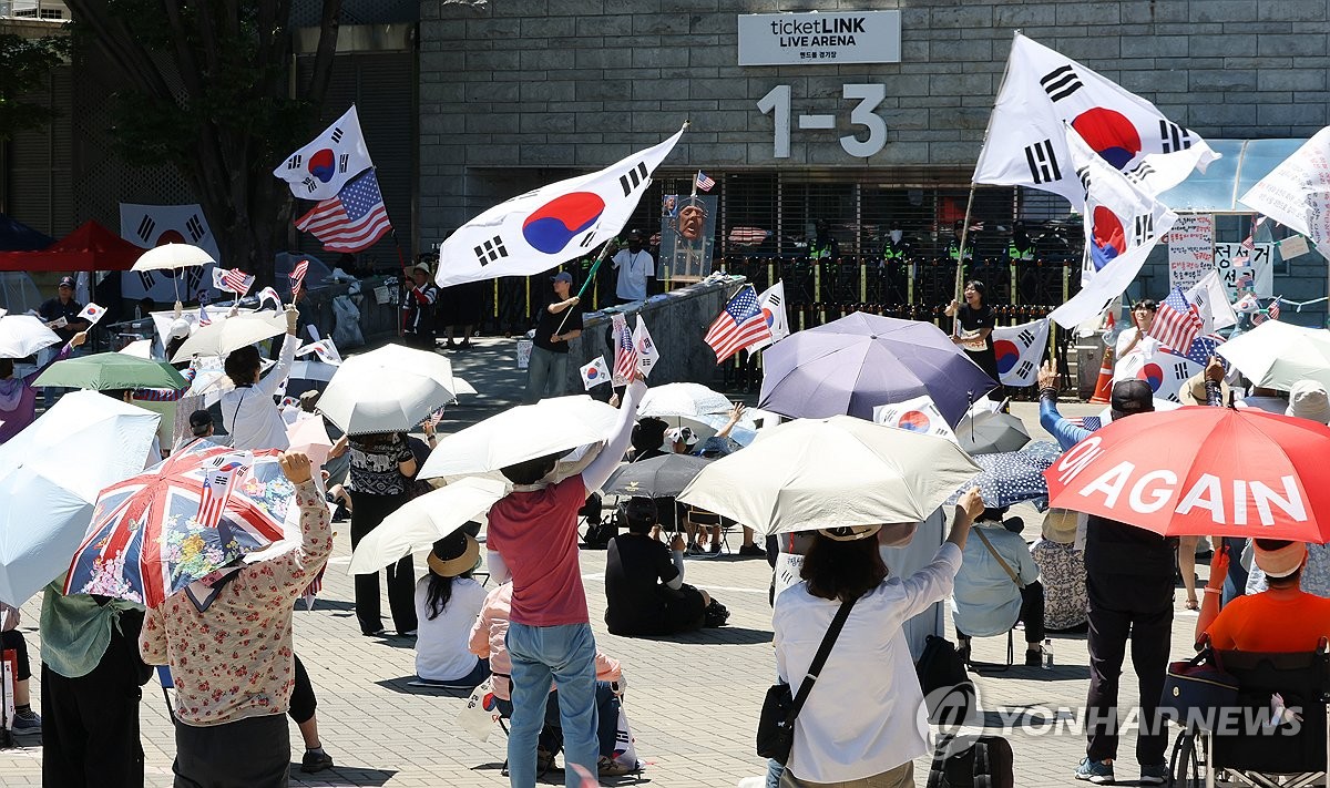 더위 속 봉쇄 시위 계속