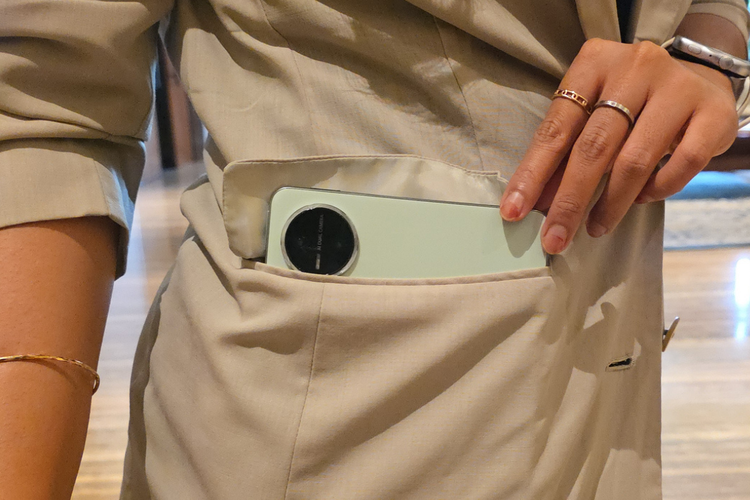 Huawei MatePad Mini punya ukuran yang ringkas, dengan bobot 260 gram dan dimensi ketebalan 5,2 mm, membuatnya bisa dimasukkan ke dalam kantong baju. 