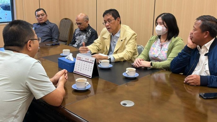 재무부 장관 Purbaya Yudhi Sadewa가 Pulogadung의 중국 철강 공장을 적발