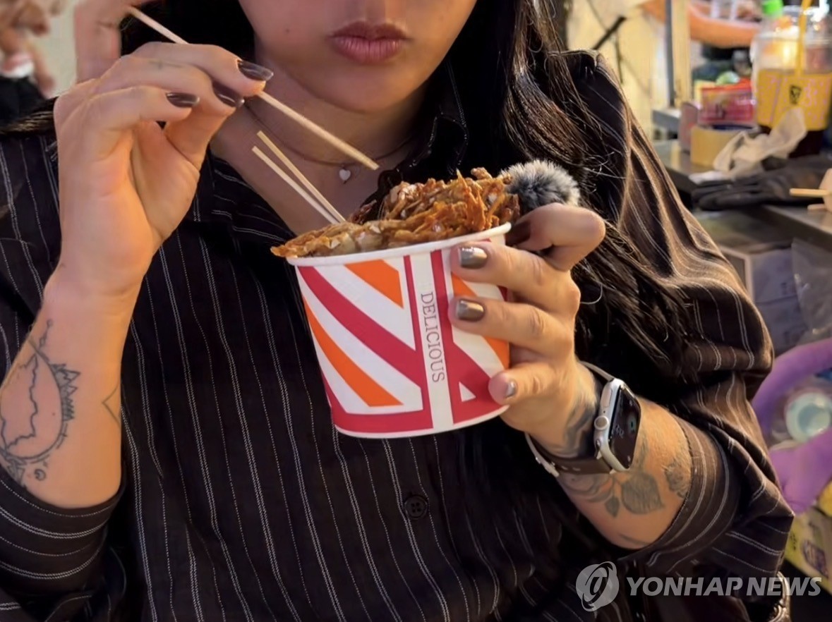 명동 길거리 음식 먹는 외국인 관광객