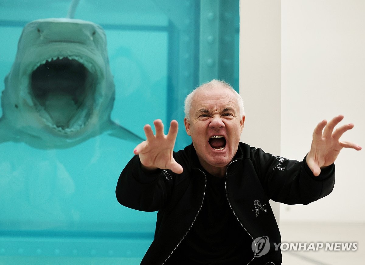 상어 작품 앞 데이미언 허스트