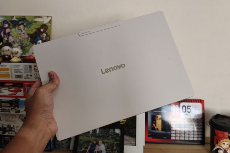 Laptop Lenovo Yoga Slim 7i Ultra Aura Edition dalam genggaman.