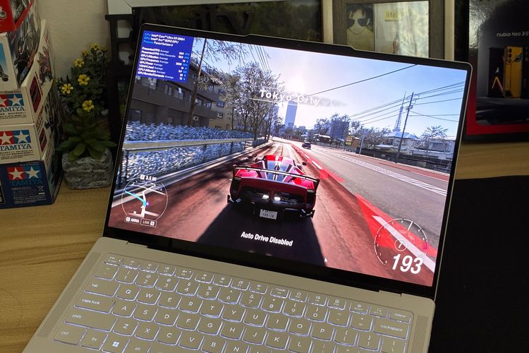 Lenovo Yoga Slim 7i Ultra dipakai untuk main game Forza Horizon 6.