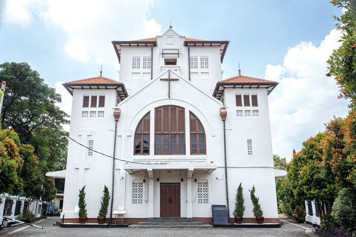 GPIB 코이노니아 교회는 자티네가라 중심부에 우아하게 서 있다