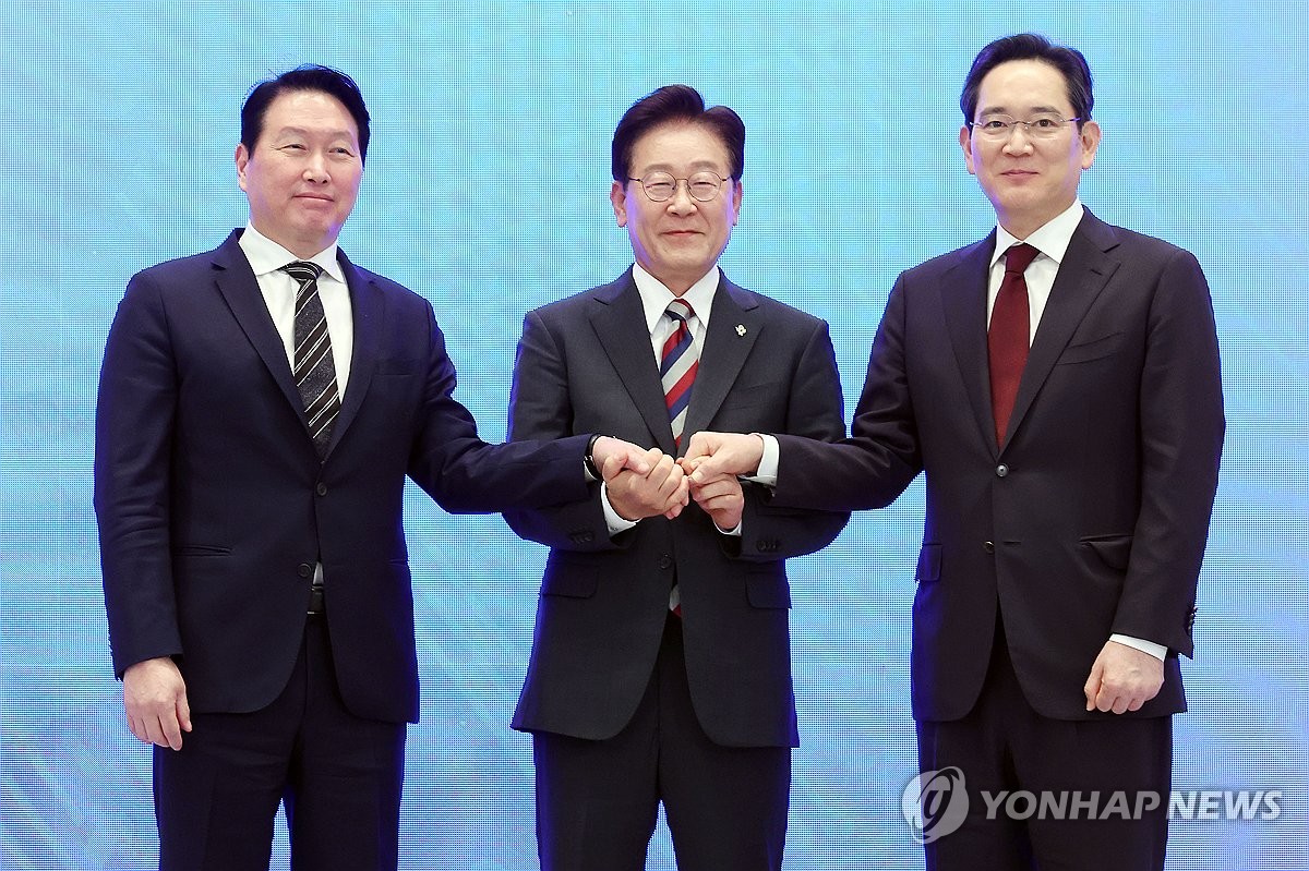 손잡은 이재명 대통령과 이재용ㆍ최태원 회장