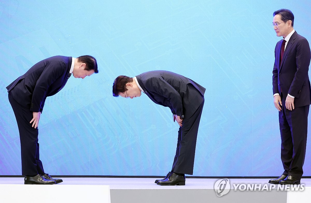 인사하는 이재명 대통령