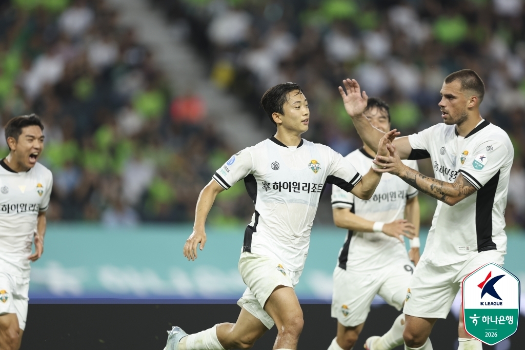 K리그1 돌풍의 강원, 전북 2-1 잡고 3연승…손준석·이유현 골맛(종합) | 연합뉴스