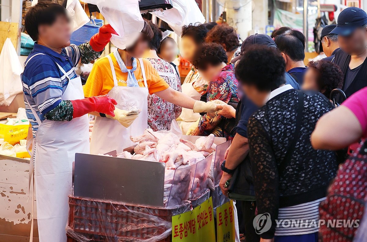 초복 삼계탕 전통시장 재료비 1인분 8천800원…작년비 2.8% 하락 | 연합뉴스