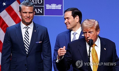 "공개석상서 나토 질타했던 트럼프, 비공개 회의에선 달랐다" | 연합뉴스