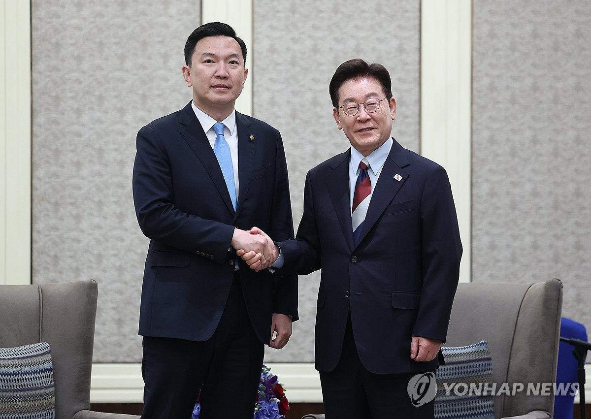 李대통령, 몽골 총리 접견…"황금시대 함께, 광물협력 챙겨달라" | 연합뉴스