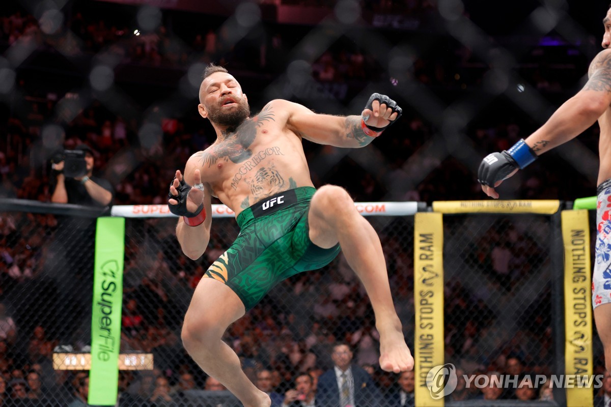 '5년 만의 UFC 복귀전' 맥그리거, 무릎 부상으로 허무한 퇴장 | 연합뉴스