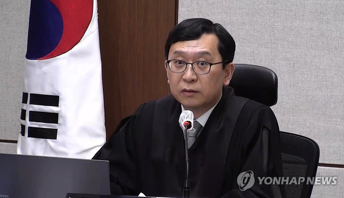 '내란의 저승사자' 이진관 부장판사, 尹에 예상 뒤집고 유죄 | 연합뉴스