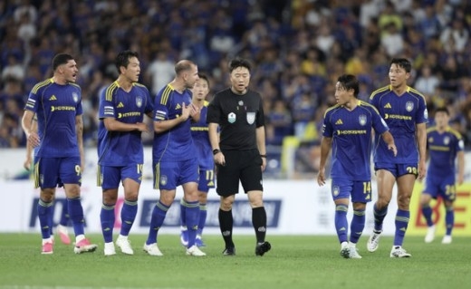 축구협회, 현대가 더비 주심-선수 충돌 상황 판정 논란에 "정심" | 연합뉴스