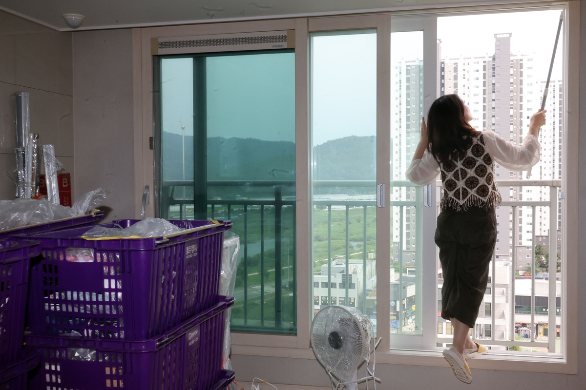 "창문도 못 열어"…아파트 습격한 거미 떼에 주민들 고통 | 연합뉴스