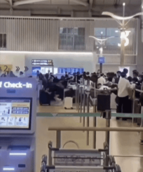 선 넘어 우르르…인천공항 출국장 '집단 새치기'에 골머리 | 연합뉴스