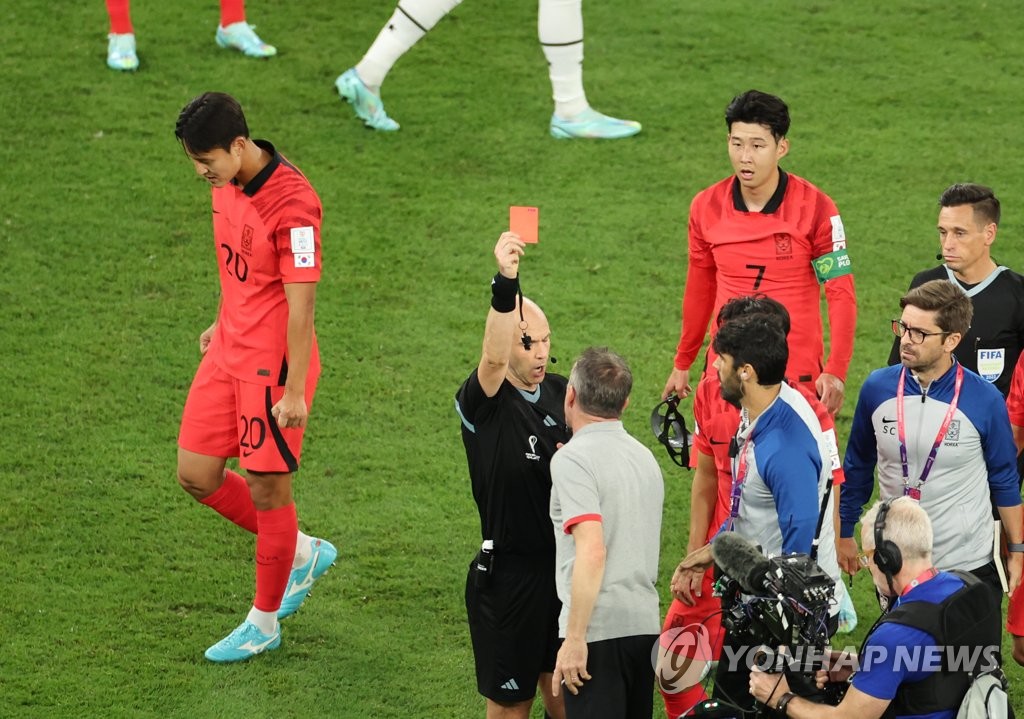 벤투 퇴장시킨 테일러 심판 은퇴…"비판의 시선, 끝이 없었다" | 연합뉴스