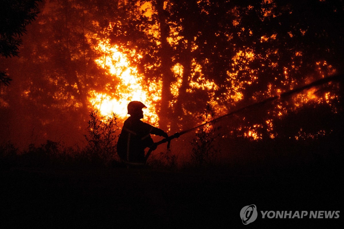 유럽 산불에 수만 명 대피…스페인, 국가 비상사태 선포 | 연합뉴스
