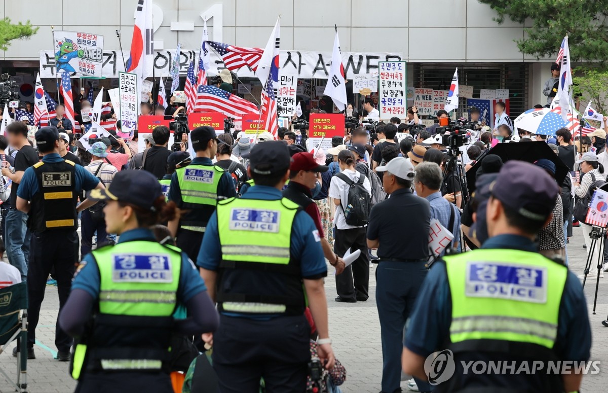 잠실 개표소 시위중 경찰에 욕설한 20대 3명 검찰 송치 | 연합뉴스