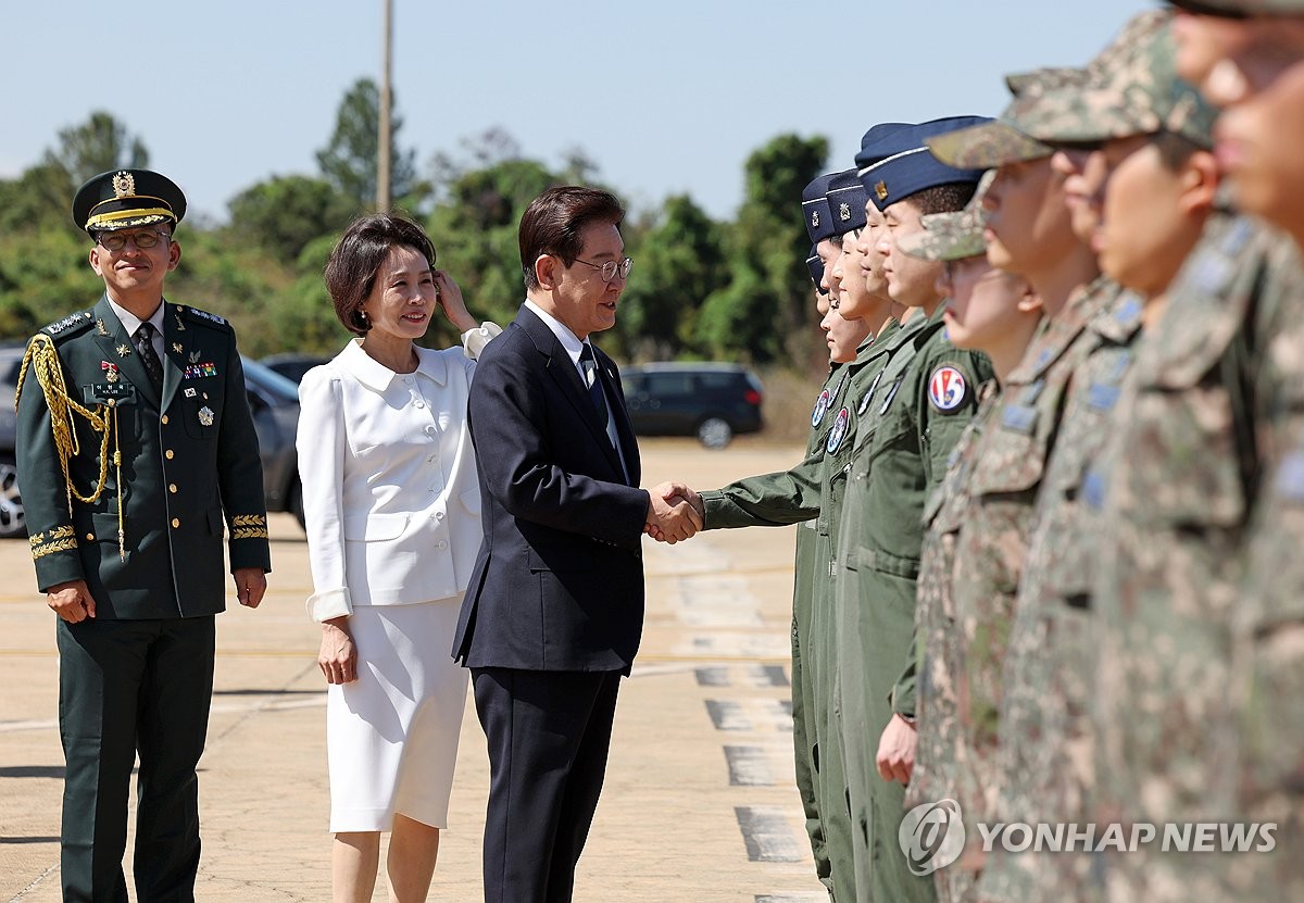 李대통령, 브라질 도착해 수송기 시찰…룰라와 회담 예정(종합) | 연합뉴스