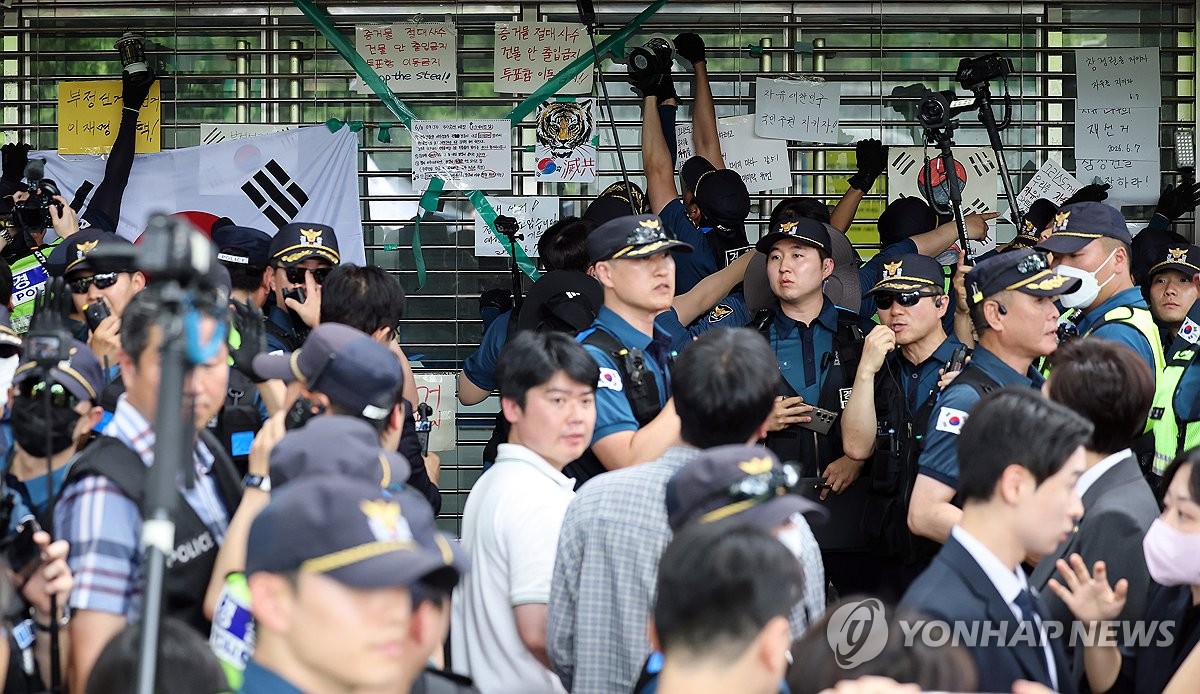 서울청장 "개표소 봉쇄시위 열기 떨어져…주말에 1천명 조금 넘어" | 연합뉴스