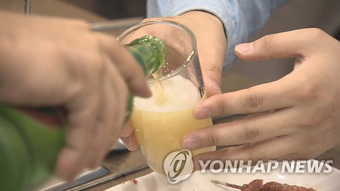 고위험 음주 남성 10년새 급감…20대 42%↓·30대 36%↓ | 연합뉴스