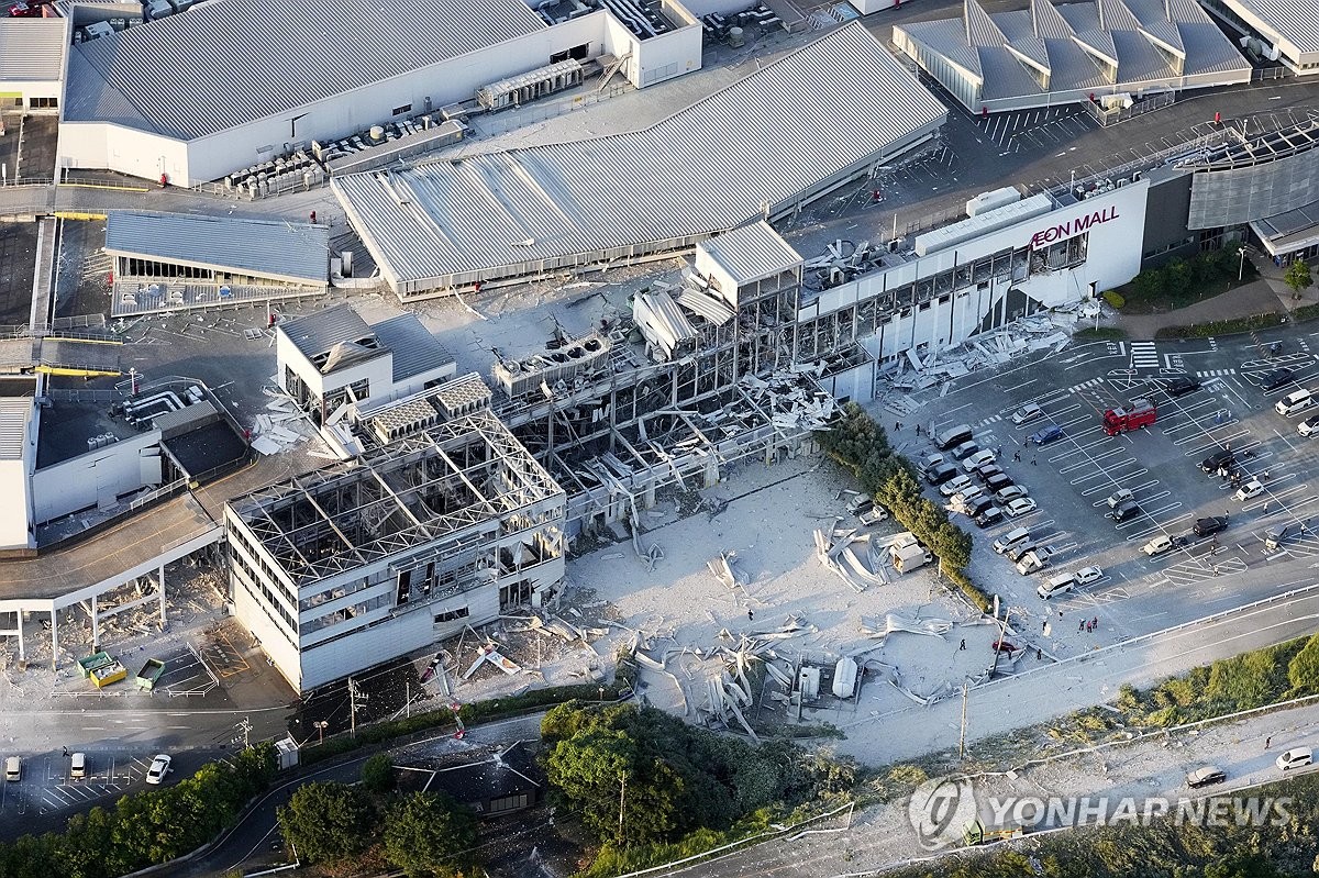 "강진으로 규슈 쇼핑몰 일부 붕괴…내부에 다수 갇힌 듯" | 연합뉴스