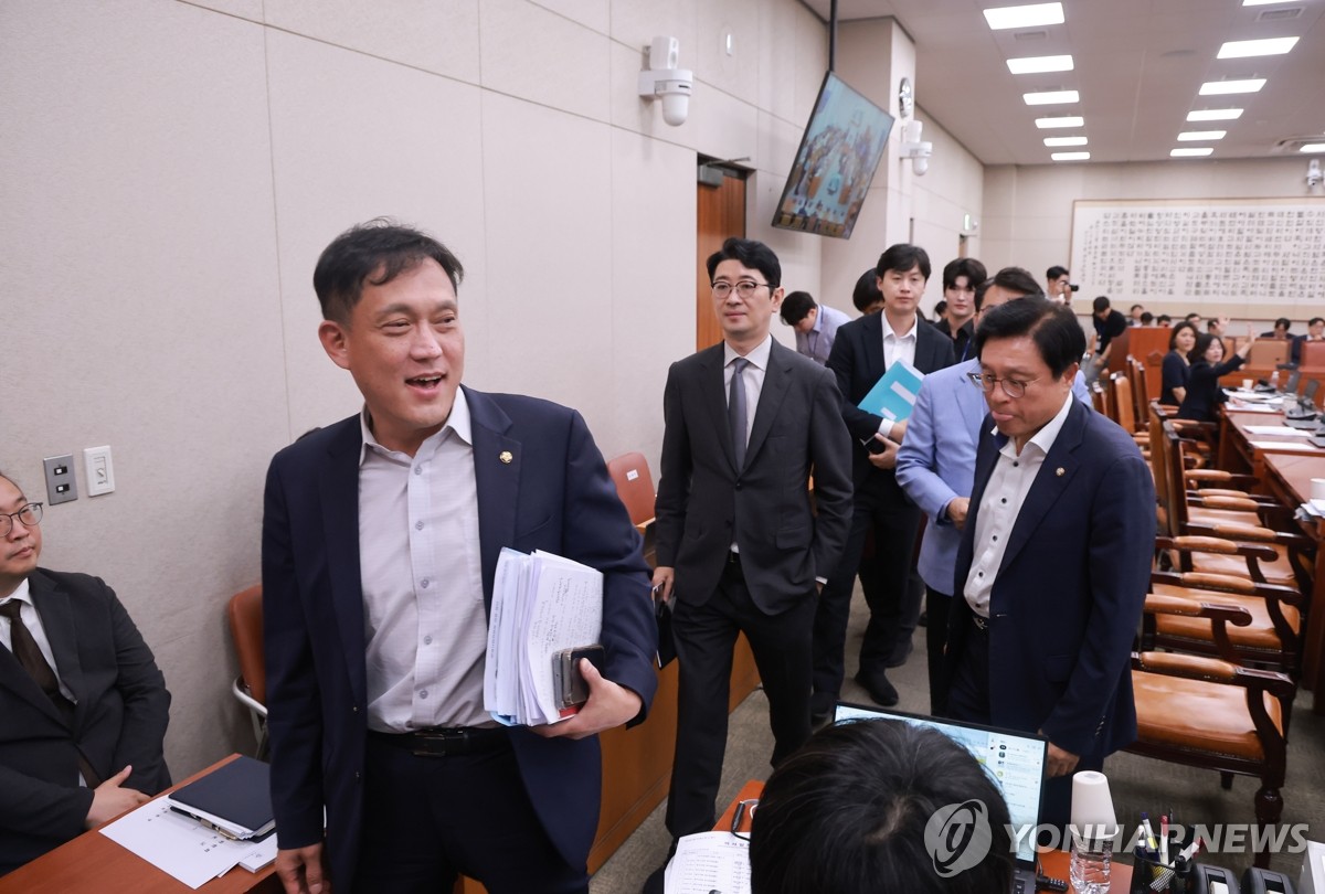 '檢보완수사권 폐지' 형소법 개정안, 與주도로 법사위 통과 | 연합뉴스
