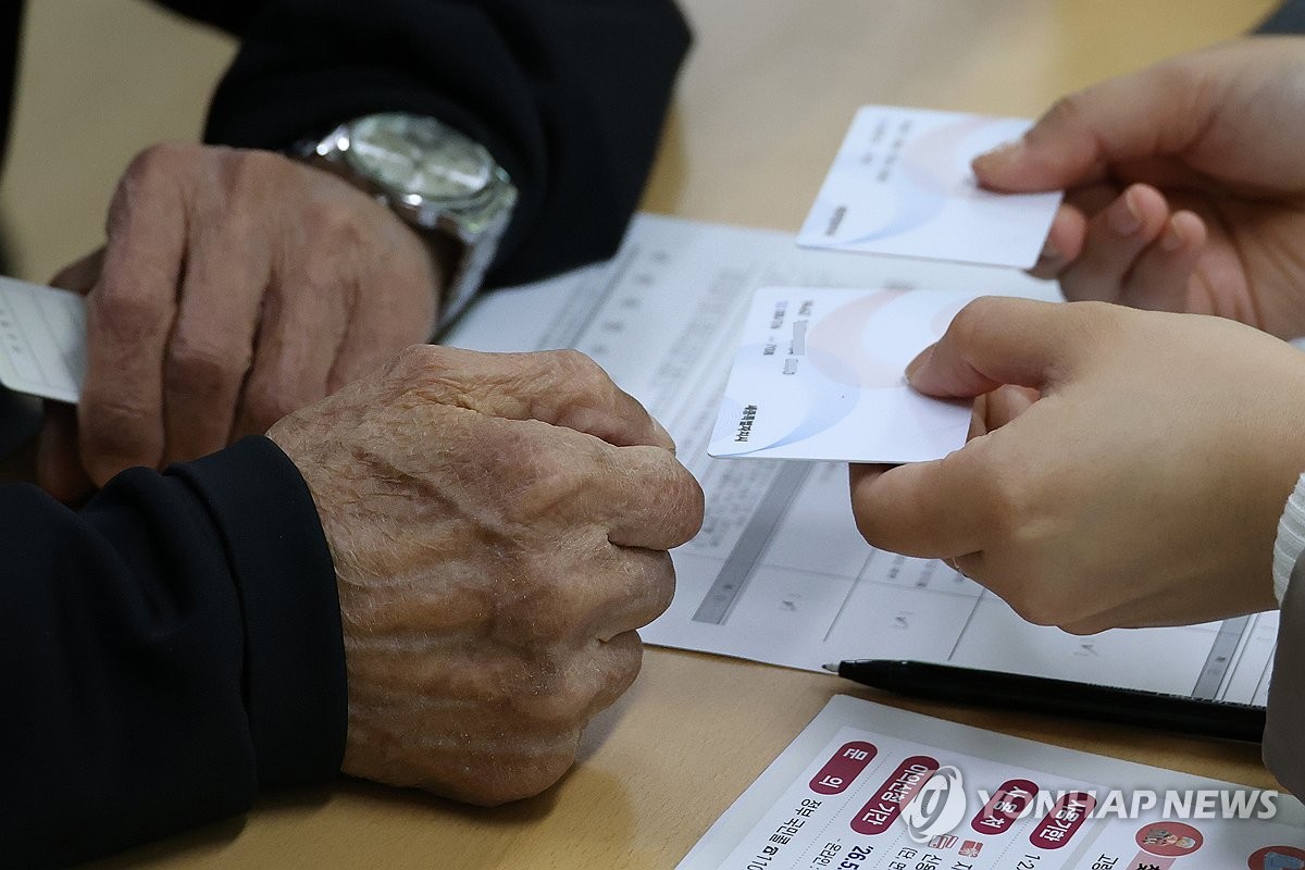 작년 기초생활보장 수급자 284만명…65세 이상이 44% 차지 | 연합뉴스