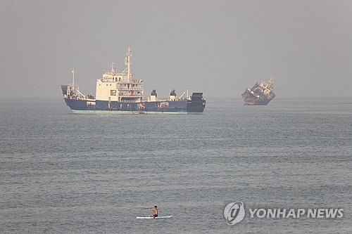 이란 "미군 '공중호위' 호르무즈 통과 시도 유조선 2척 타격" | 연합뉴스