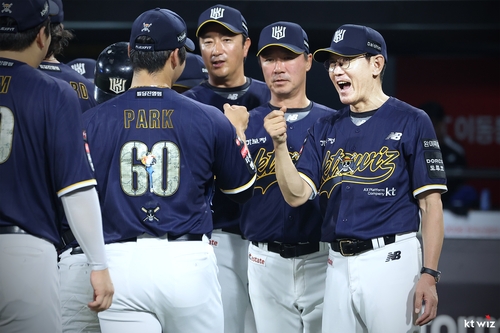 진격의 5연승 kt, 한화 꺾고 76일 만에 1위 탈환(종합) | 연합뉴스