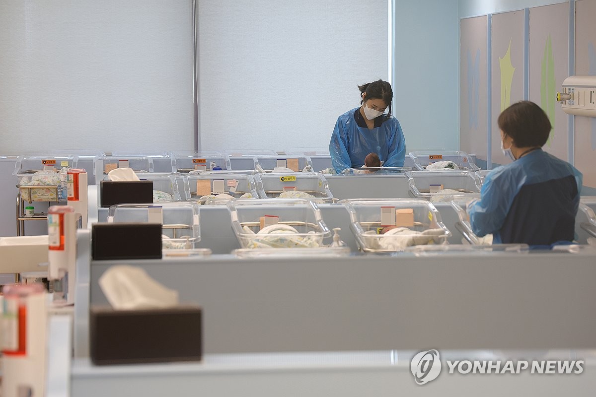 7년만에 출산율 0.9명 기대감…유소년 인구는 10년새 4분의1↓ | 연합뉴스