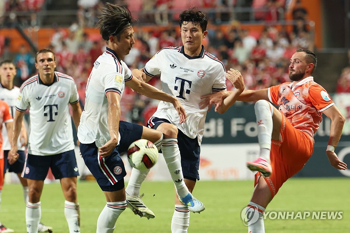 '캡틴' 김민재 선발 나선 뮌헨, 제주와 프리시즌 경기 2-1 승리 | 연합뉴스