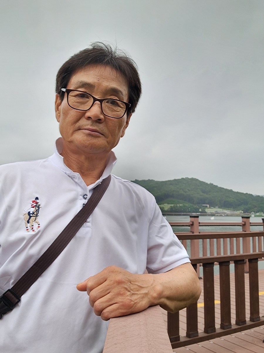 호수 뛰어들어 19개월 아이 구한 60대, 포상금 나눔까지 | 연합뉴스