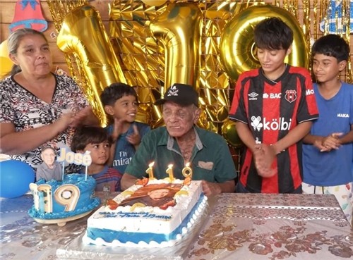 세계최고령 도전 119세…"오래 살려면 일하고 건강하게 먹어라" | 연합뉴스