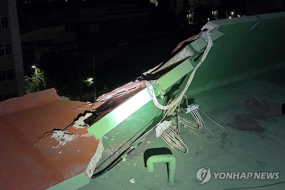 전남광주 남구 아파트 옥상 난간 일부 붕괴…인명피해 없어 | 연합뉴스
