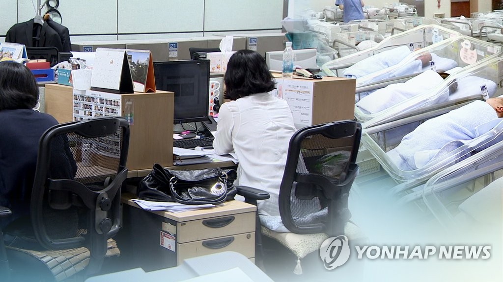 자녀 방학·입원때 1주 또는 2주 '단기 육아휴직'…급여도 지급 | 연합뉴스