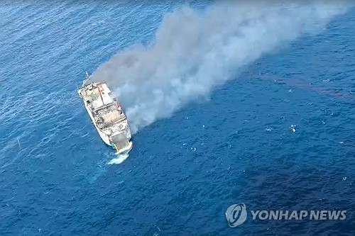 인니 발리~롬복섬 운항 여객선에 불…1명 사망·172명 구조 | 연합뉴스