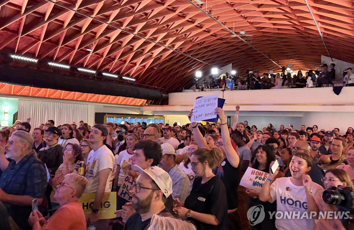 [르포] 초접전 끝 석패…'보통사람' 프란체스카 홍에 열광한 지지자들 | 연합뉴스