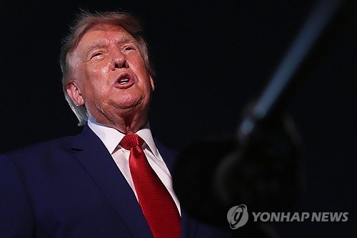 트럼프 머리 위로 또 민항기 '침범'…F-16 출격해 섬광탄 발사 | 연합뉴스