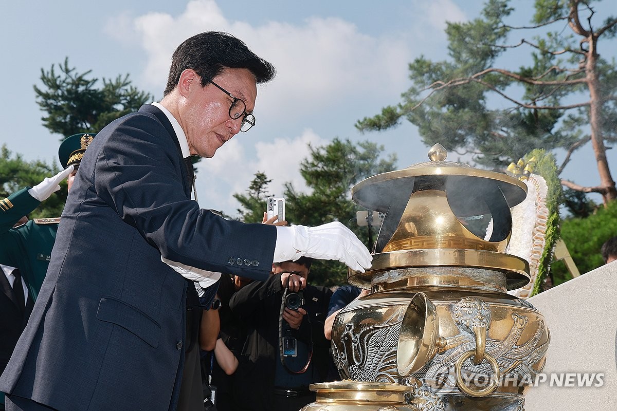 김민석, DJ묘역 참배後 호남으로…"김대중 정신·오월정신 계승"(종합) | 연합뉴스