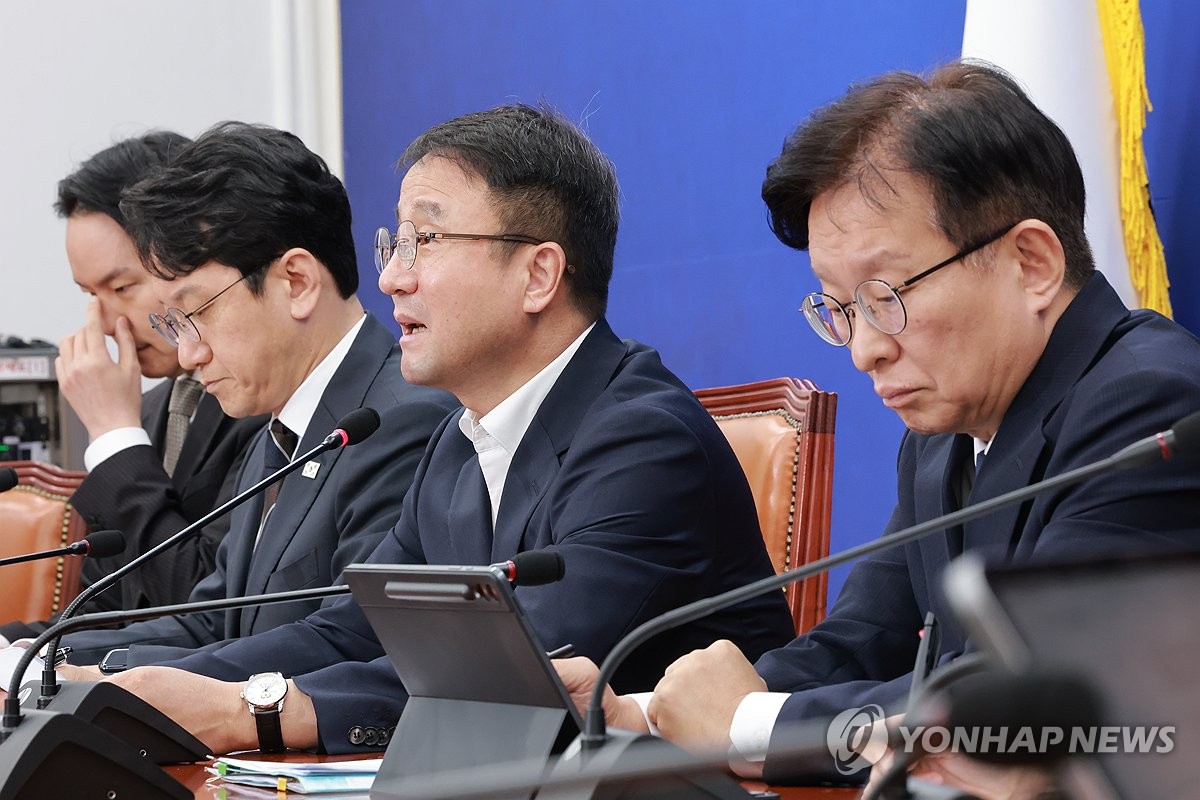 與 "조희대 책임묻겠다" 사퇴 압박 지속…탄핵추진엔 신중 기류 | 연합뉴스