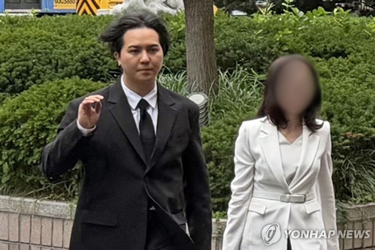 검찰, 송민호 '부실복무' 도운 공단 관리자에 징역 1년 구형 | 연합뉴스