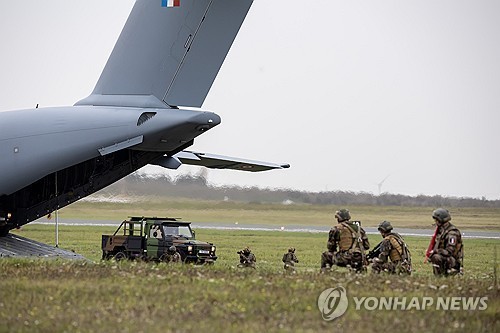 테슬라·BYD·틴더까지…프랑스군, 일상 기기 '스파이 도구' 경고 | 연합뉴스