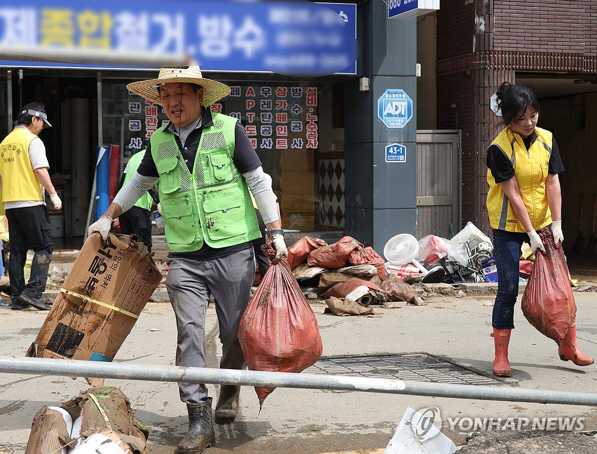 주말 맞은 거제·통영 수해 현장…자원봉사자 1천400여명 구슬땀 | 연합뉴스