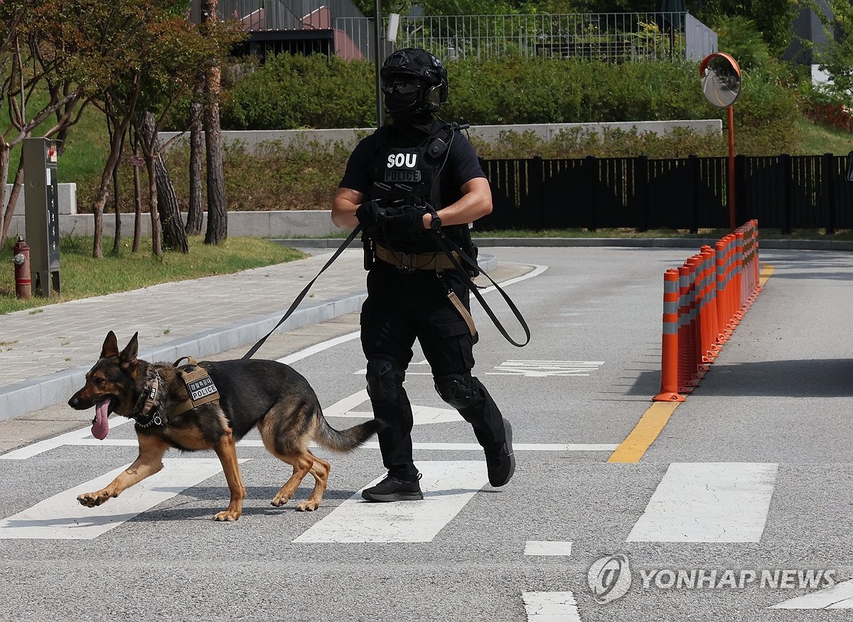 전국 법원에 '폭탄 설치했다' 메일…경찰·군 출동 소동 | 연합뉴스