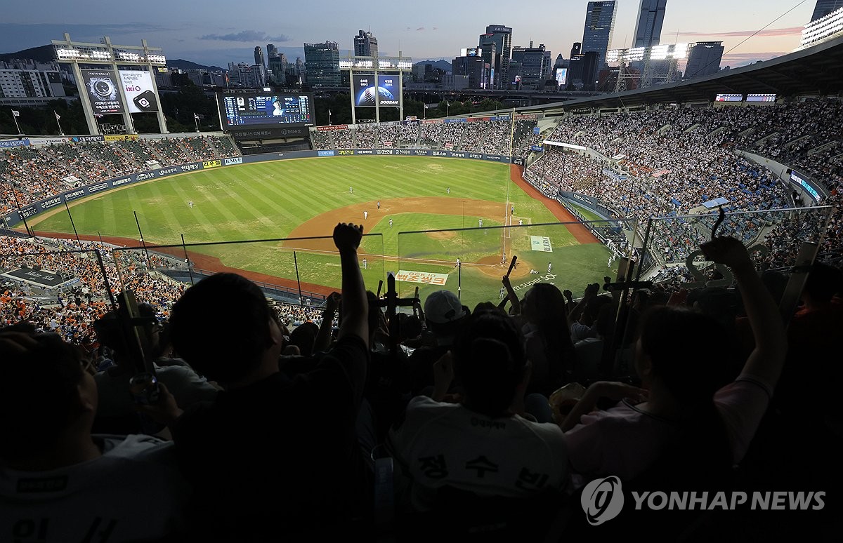 폭염에도 뜨거운 프로야구…역대 최소 경기 1천만 관중 달성 | 연합뉴스