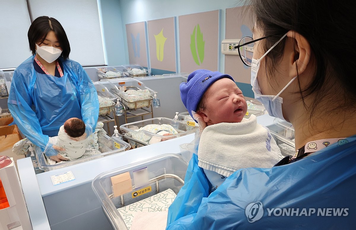 내년 7월 출생아부터 첫째 1천만원·셋째 1천500만원 현금 지원 | 연합뉴스
