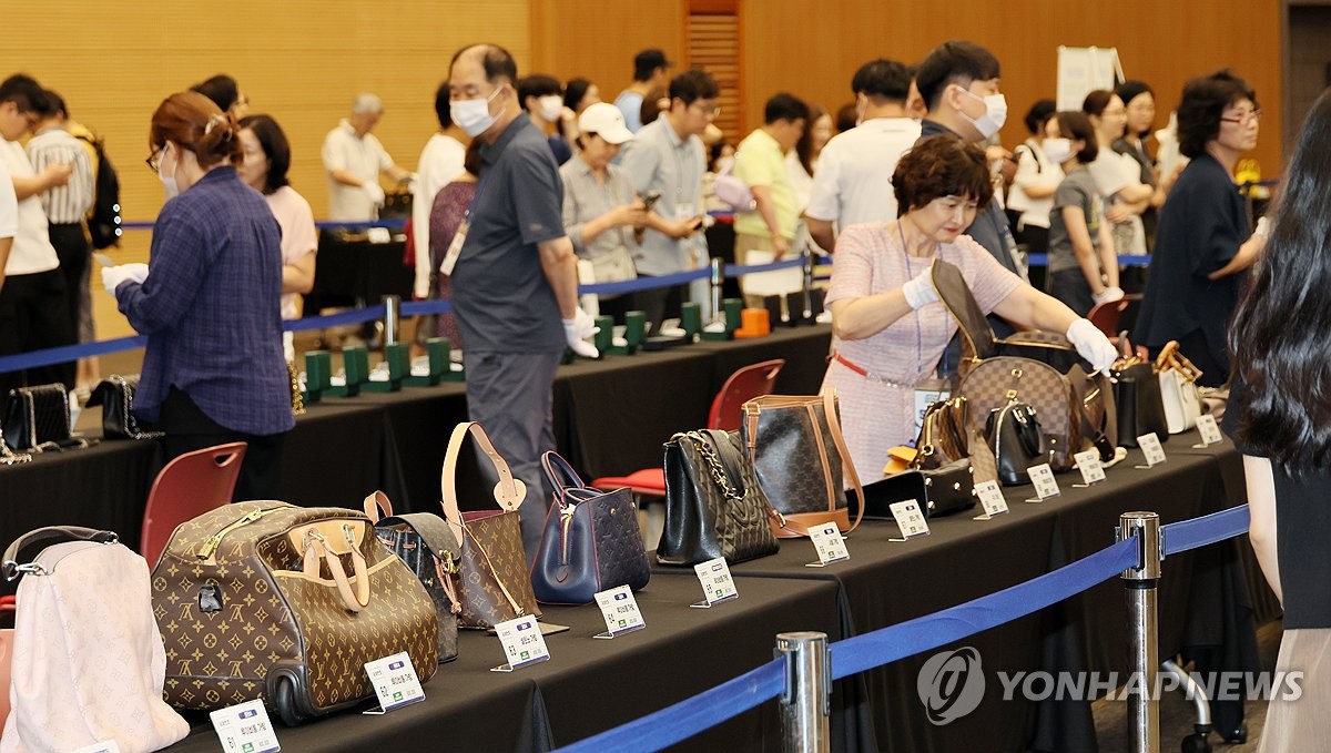 "상처 난 C급 샤넬백도 1천101만원"…압류품, 감정가 2.4배 낙찰 | 연합뉴스